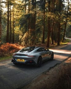 🌲 Aston Martin Vantage Escape Apple Watch face - Cars