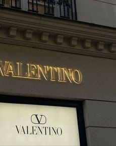 ✨ Valentino Luxury Boutique Apple Watch face